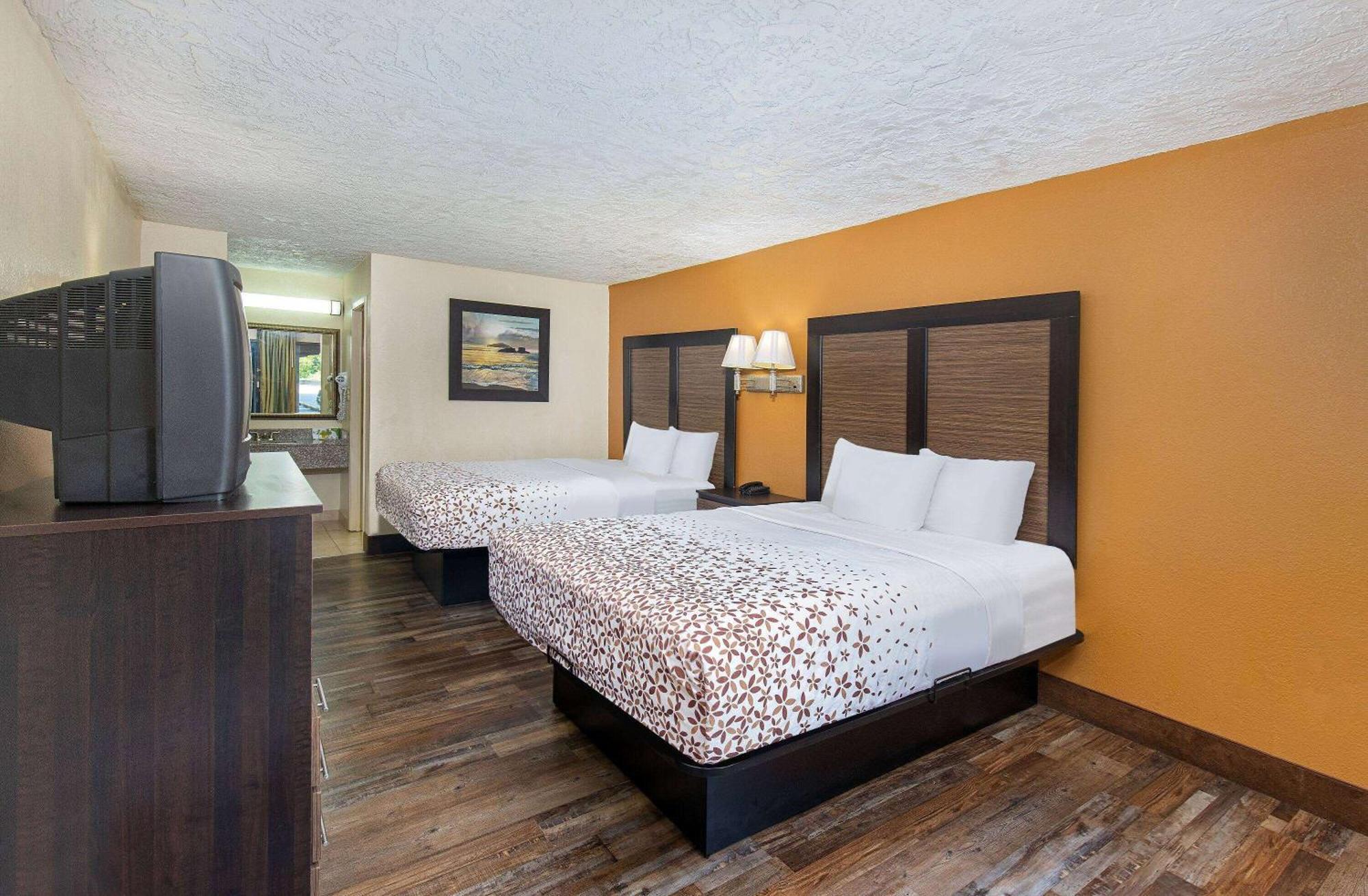 Americana Inn A Travelodge By Wyndham Пиджен-Фордж Экстерьер фото