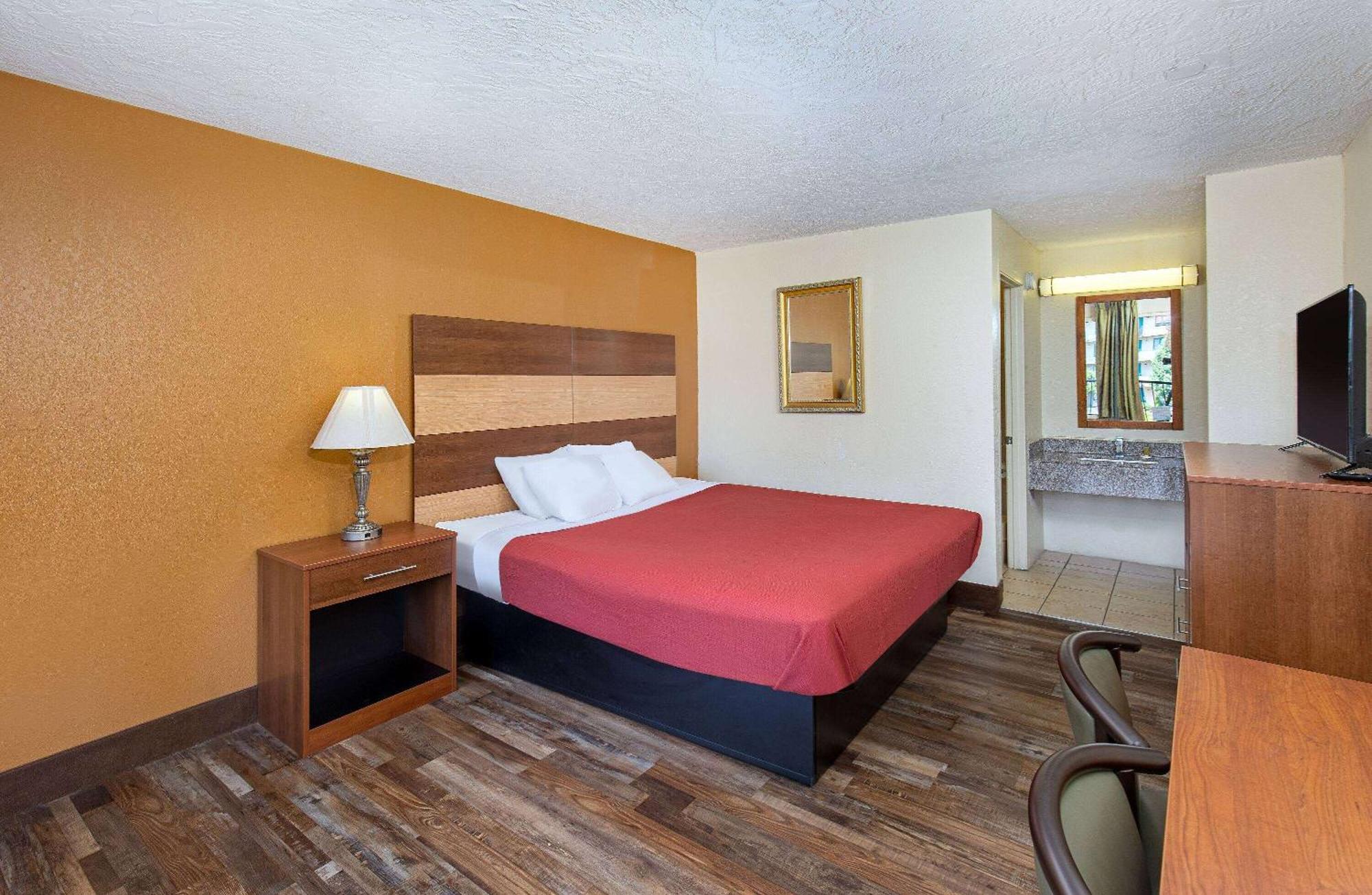 Americana Inn A Travelodge By Wyndham Пиджен-Фордж Экстерьер фото